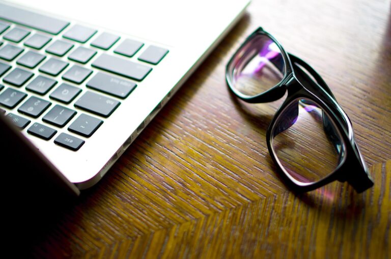 Hilft eine Computerbrille wirklich bei Augenbeschwerden?